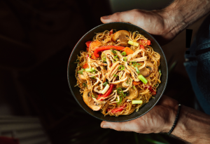 Простой рецепт рисовой лапши с курицей и грибами