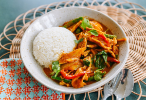 Рис з овочами та куркою по тайськи – швидкий рецепт